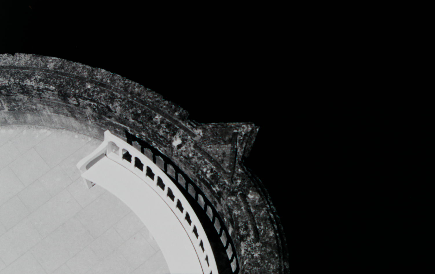 Un banc au sommet d'une tour, au bord du Cher