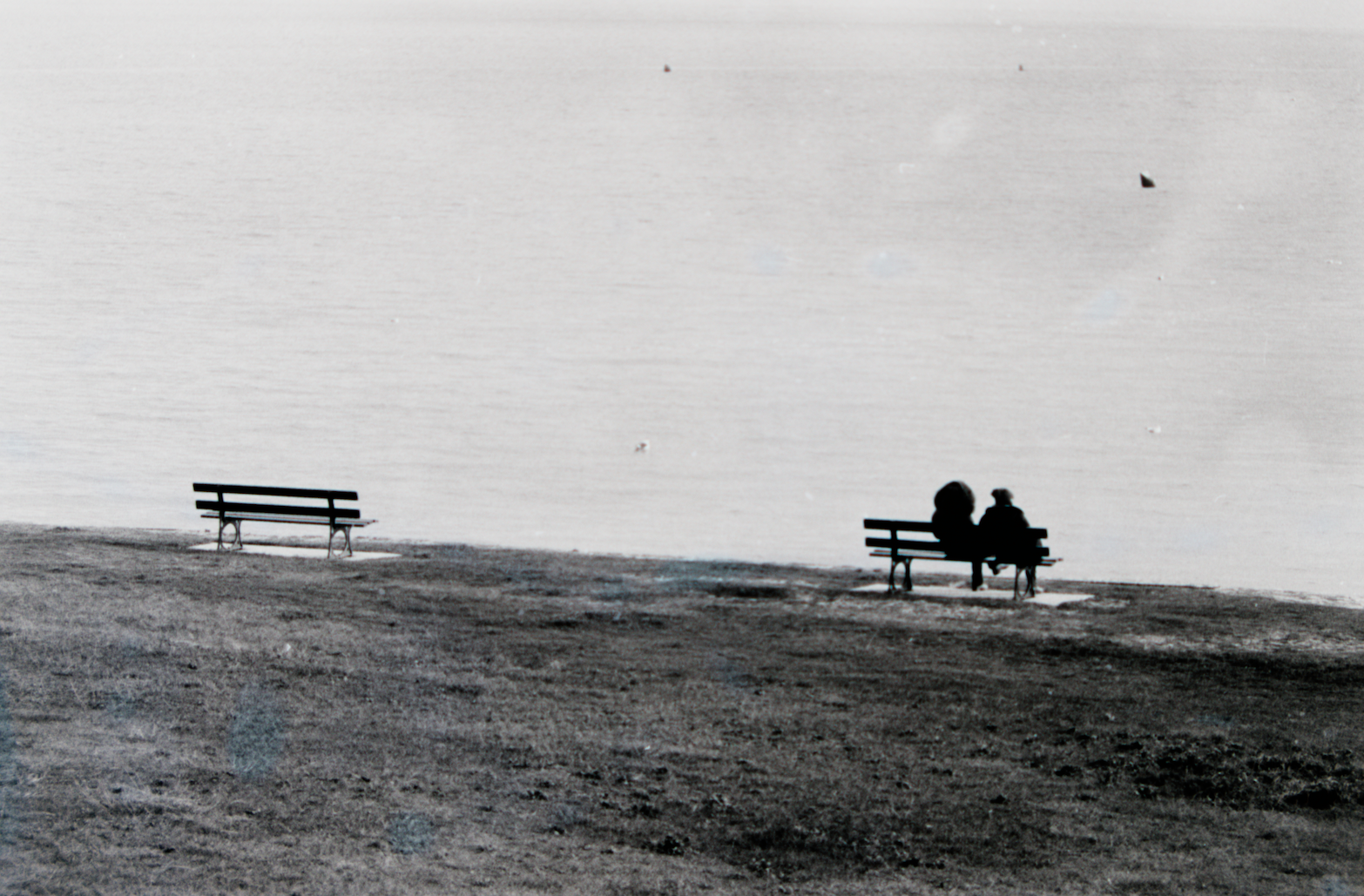 Bancs au bord de l'ocean