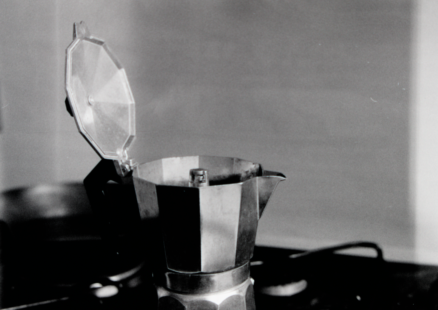 Une cafetière italienne sous un soleil de décembre 2025