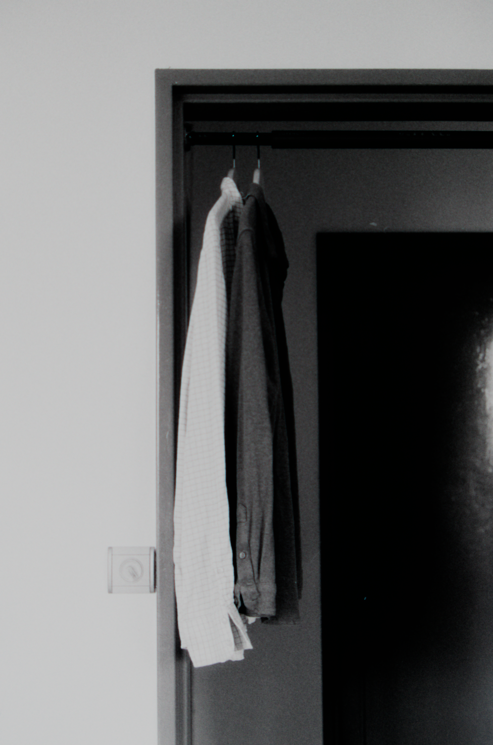 Deux chemises qui sèchent dans l'encadrement d'une porte